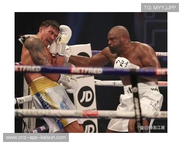 拳击重拳命中裁判立即读秒——速度、力量与荣耀的极限碰撞 拳击重拳命中裁判立即读秒——速度、力量与荣耀的极限碰撞